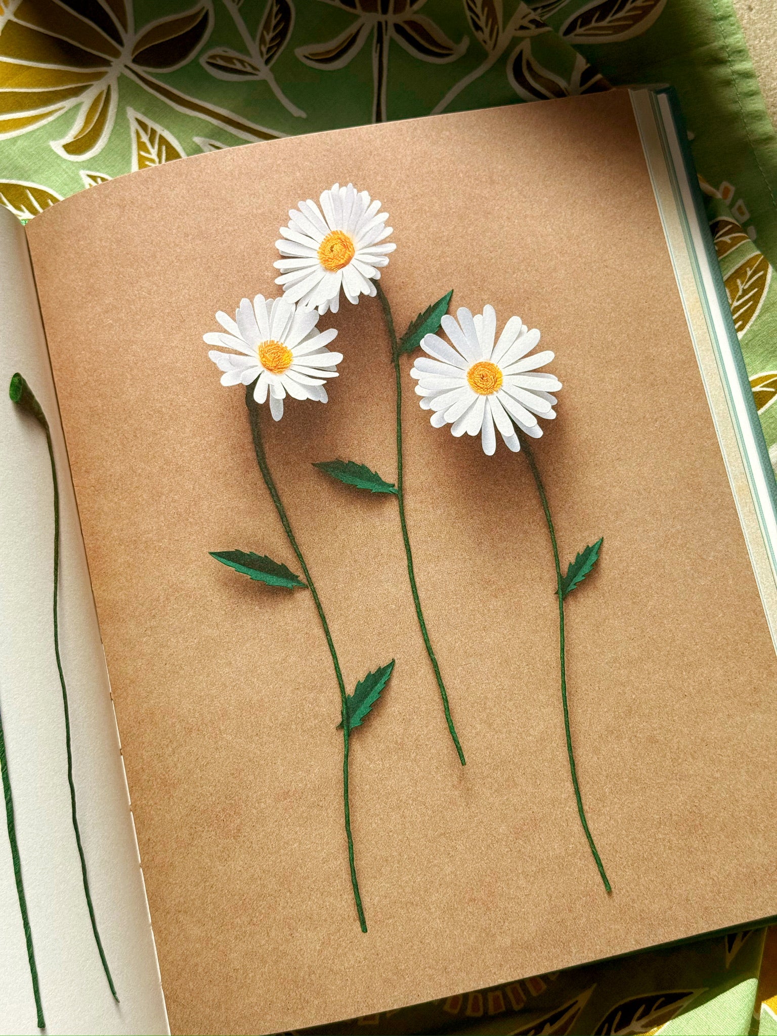 The Kew Book of Paper Gardens: 50 Botanical Paper Projects to Make