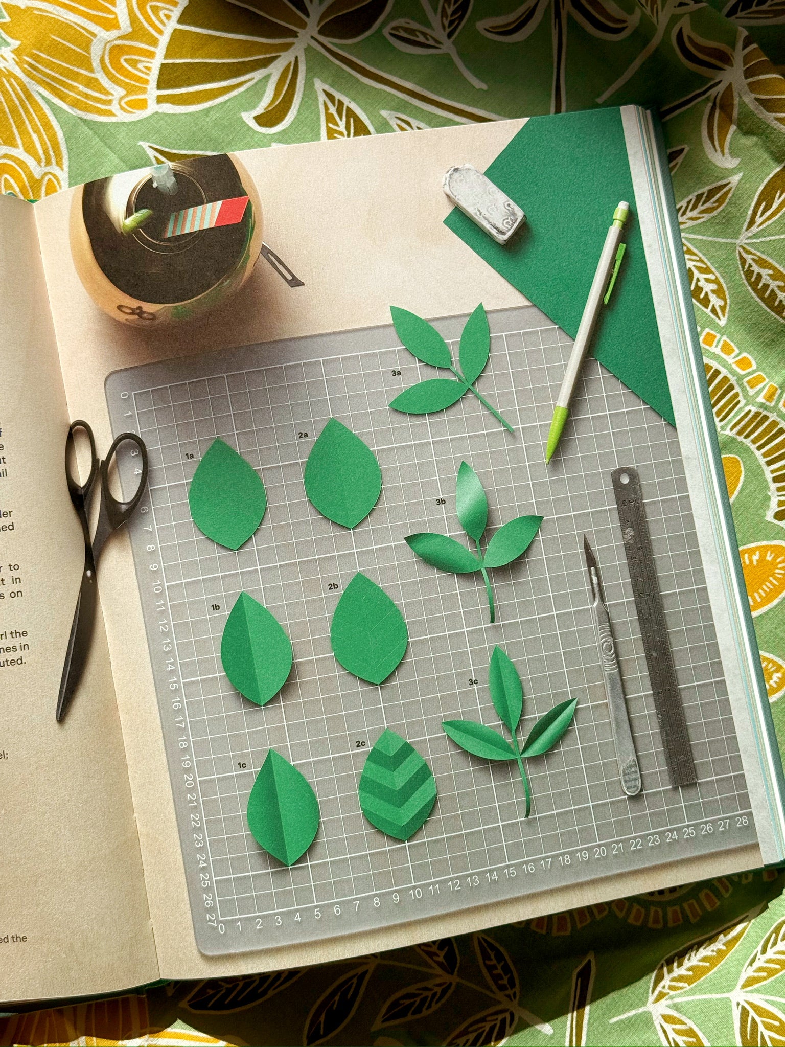 The Kew Book of Paper Gardens: 50 Botanical Paper Projects to Make